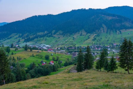 Foto de Vista del atardecer de un pueblo en Bukovina, Rumania - Imagen libre de derechos