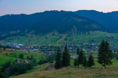 Vista del atardecer de un pueblo en Bukovina, Rumania