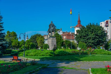 Téléchargez les photos : La statue d'Avram Iancu dans la ville roumaine Targu Mures - en image libre de droit