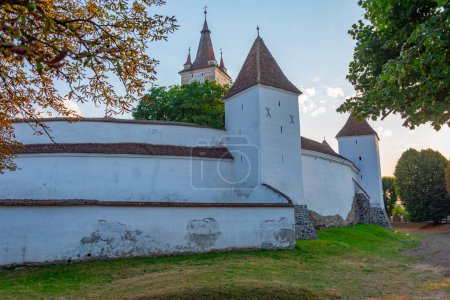 Téléchargez les photos : Coucher de soleil sur l'Eglise évangélique fortifiée de Harman, Roumanie - en image libre de droit