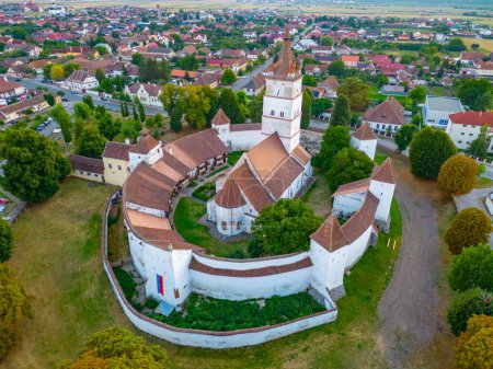 Vista del atardecer de la Iglesia Evangélica Fortificada en Harman, Rumania