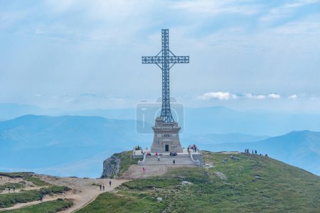 Foto de Cruz de héroes en el pico Caraiman en Rumania - Imagen libre de derechos