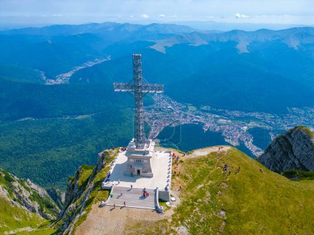 Foto de Cruz de héroes en el pico Caraiman en Rumania - Imagen libre de derechos