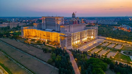 Vista panorámica al atardecer del parlamento rumano en Bucarest