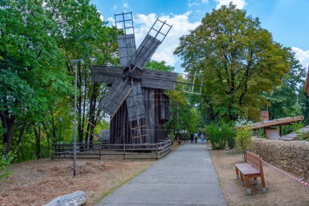 Windmühle im Dimitrie Gusti National Village Museum in der rumänischen Hauptstadt Bukarest
