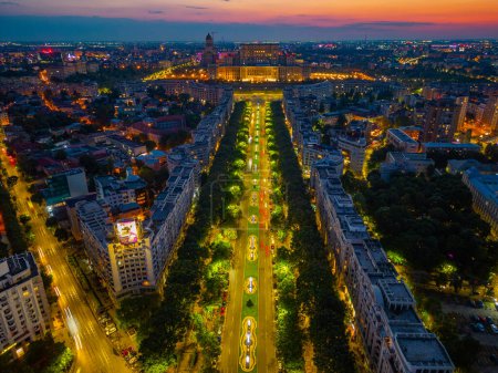 Téléchargez les photos : Coucher de soleil sur le boulevard Bulevardul Unirii menant au parlement roumain à Bucarest - en image libre de droit