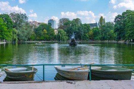 Bateaux à rames au parc Cismigiu dans le centre de Bucarest, Roumanie