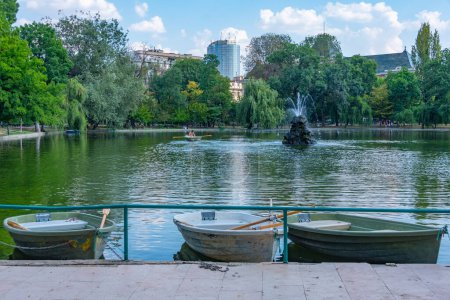 Bateaux à rames au parc Cismigiu dans le centre de Bucarest, Roumanie