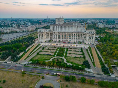 Coucher de soleil vue panoramique du parlement roumain à Bucarest