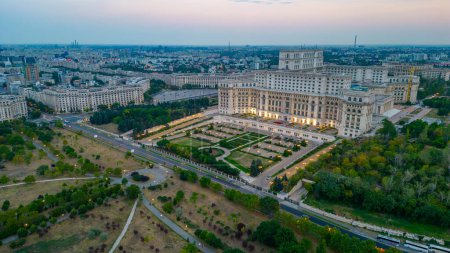 Coucher de soleil vue panoramique du parlement roumain à Bucarest