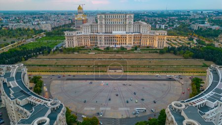 Foto de Vista panorámica al atardecer del parlamento rumano en Bucarest - Imagen libre de derechos