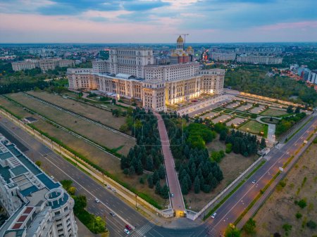 Vista panorámica al atardecer del parlamento rumano en Bucarest