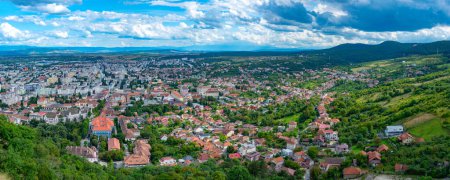 Panoramablick auf die rumänische Stadt Deva