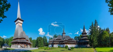 Das Kloster Peri-Sapanta in Rumänien an einem sonnigen Tag