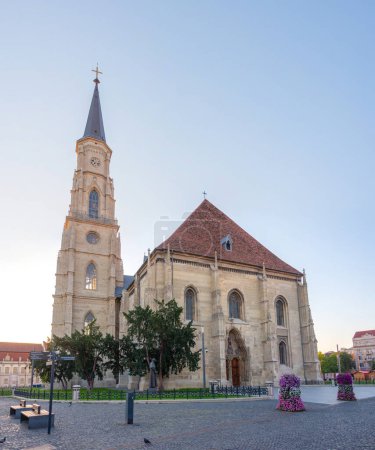 Téléchargez les photos : Coucher de soleil sur l'église Saint-Michel à Cluj-Napoca, Roumanie - en image libre de droit