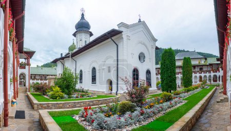 Monasterio de Agapia durante un día nublado en Rumania