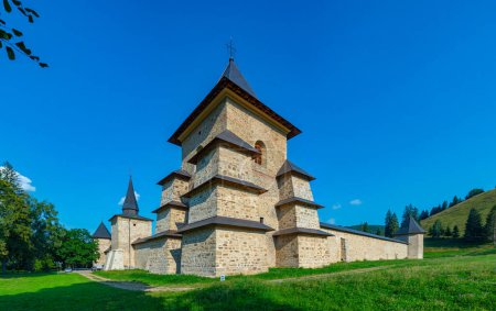 Verano en el monasterio de Sucevita en Rumania