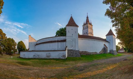 Sonnenuntergang Blick auf die Befestigte Evangelische Kirche in Harman, Rumänien