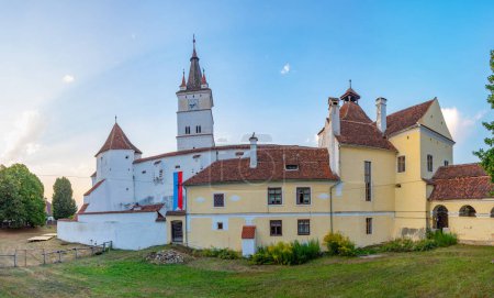 Vista del atardecer de la Iglesia Evangélica Fortificada en Harman, Rumania