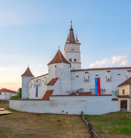 Sonnenuntergang Blick auf die Befestigte Evangelische Kirche in Harman, Rumänien