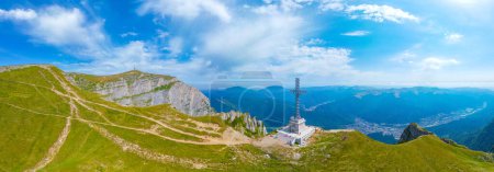 Cruz de héroes en el pico Caraiman en Rumania