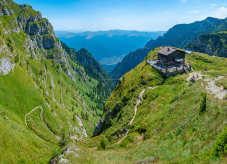 Día de verano en el valle de Caraiman que conduce a las montañas de Bucegi cerca de la aldea de Busteni en Rumania