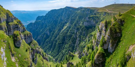 Journée d'été à la vallée de Caraiman menant aux montagnes Bucegi près du village de Busteni en Roumanie