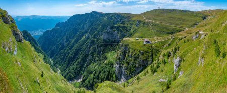 Journée d'été à la vallée de Caraiman menant aux montagnes Bucegi près du village de Busteni en Roumanie