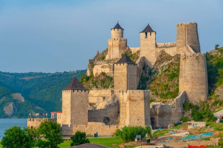 Famosa fortaleza de Golubac en Serbia durante el verano