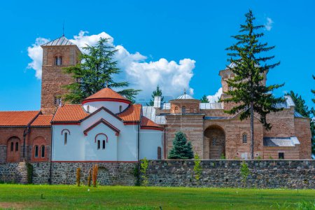 Das Kloster Zica in Serbien an einem sonnigen Tag
