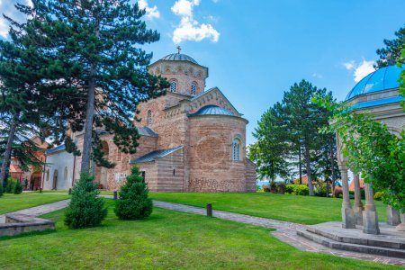 Monasterio de Zica en Serbia durante un día soleado