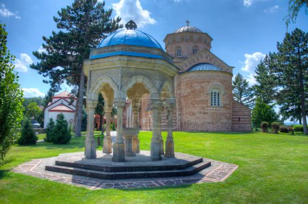 Das Kloster Zica in Serbien an einem sonnigen Tag