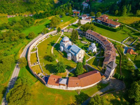 Monasterio de Studenica durante un día soleado en Serbia