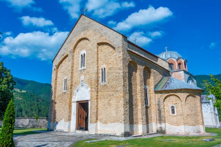 Monasterio de Studenica durante un día soleado en Serbia