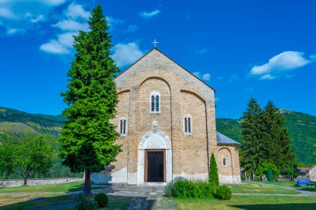Das Kloster Studenica an einem sonnigen Tag in Serbien
