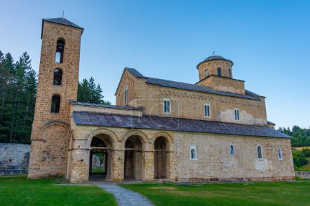Vista al atardecer del monasterio de Sopocani en Serbia