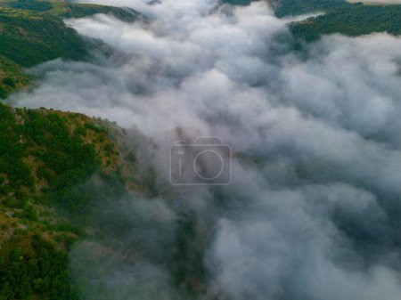 Brume matinale sur les méandres du fleuve Uvac en Serbie