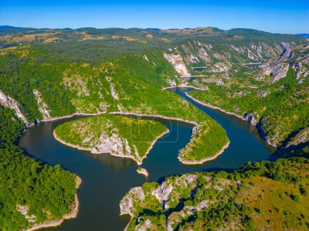 Les méandres de la rivière Uvac en Serbie pendant une journée ensoleillée