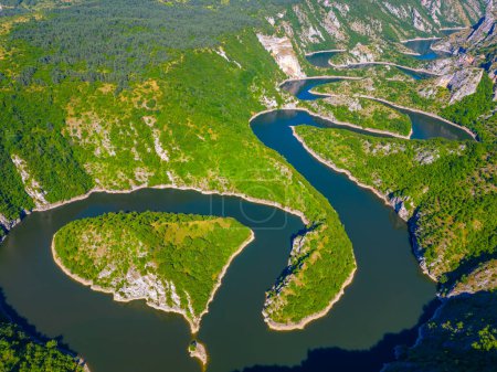 Windungen des Flusses Uvac in Serbien an einem sonnigen Tag