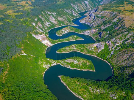 Les méandres de la rivière Uvac en Serbie pendant une journée ensoleillée