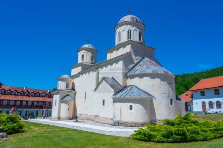 Monasterio de Mileseva en Serbia durante un día soleado
