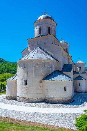 Das Mileseva-Kloster in Serbien an einem sonnigen Tag