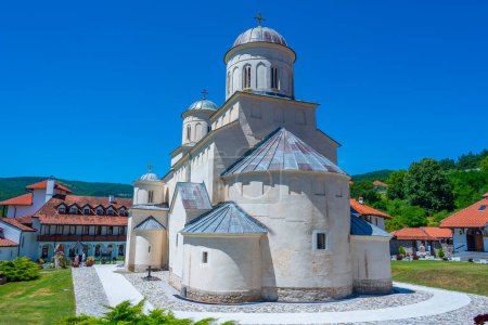 Monasterio de Mileseva en Serbia durante un día soleado