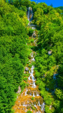 Cascade de Sopotnica en Serbie par une journée ensoleillée d'été