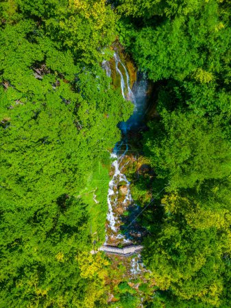 Cascada de Sopotnica en Serbia durante un día soleado de verano