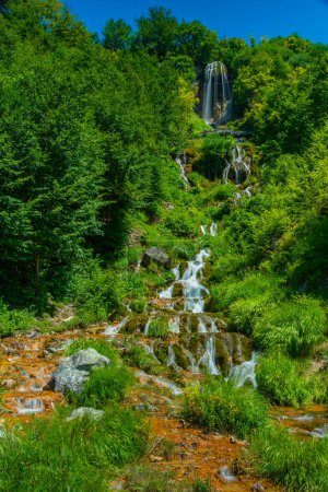 Cascada de Sopotnica en Serbia durante un día soleado de verano
