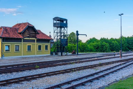Vista del atardecer sobre la estación de tren Sargan ocho en Mokra Gora, Serbia