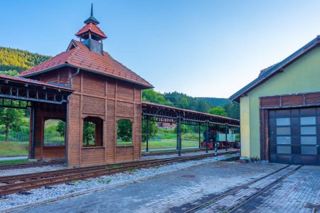 Vista del atardecer sobre la estación de tren Sargan ocho en Mokra Gora, Serbia