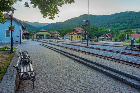Coucher de soleil sur la gare de Sargan huit à Mokra Gora, Serbie