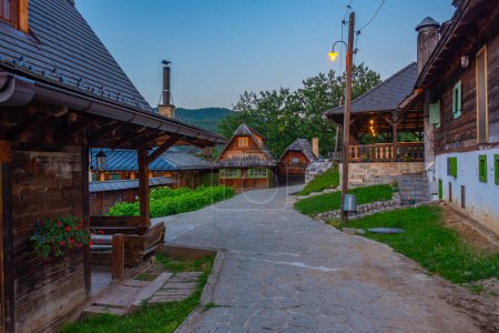Foto de Vista al atardecer de la aldea de Drvengrad en Serbia - Imagen libre de derechos